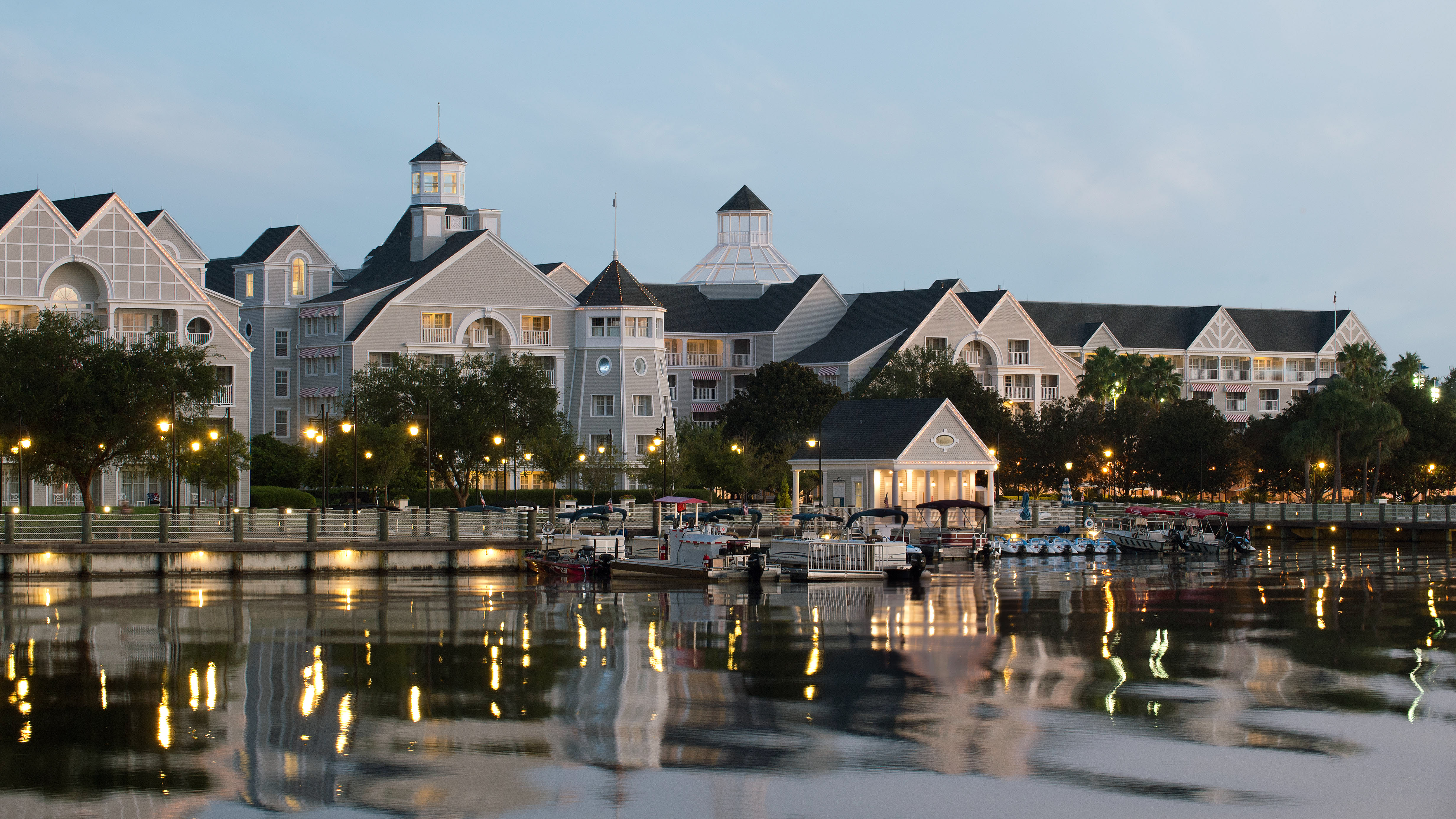 Disney's YACHT & BEACH CLUBラグマットディズニーホテル Disney's Yacht Club Resort in Lake Buena Vista | VISIT FLORIDA