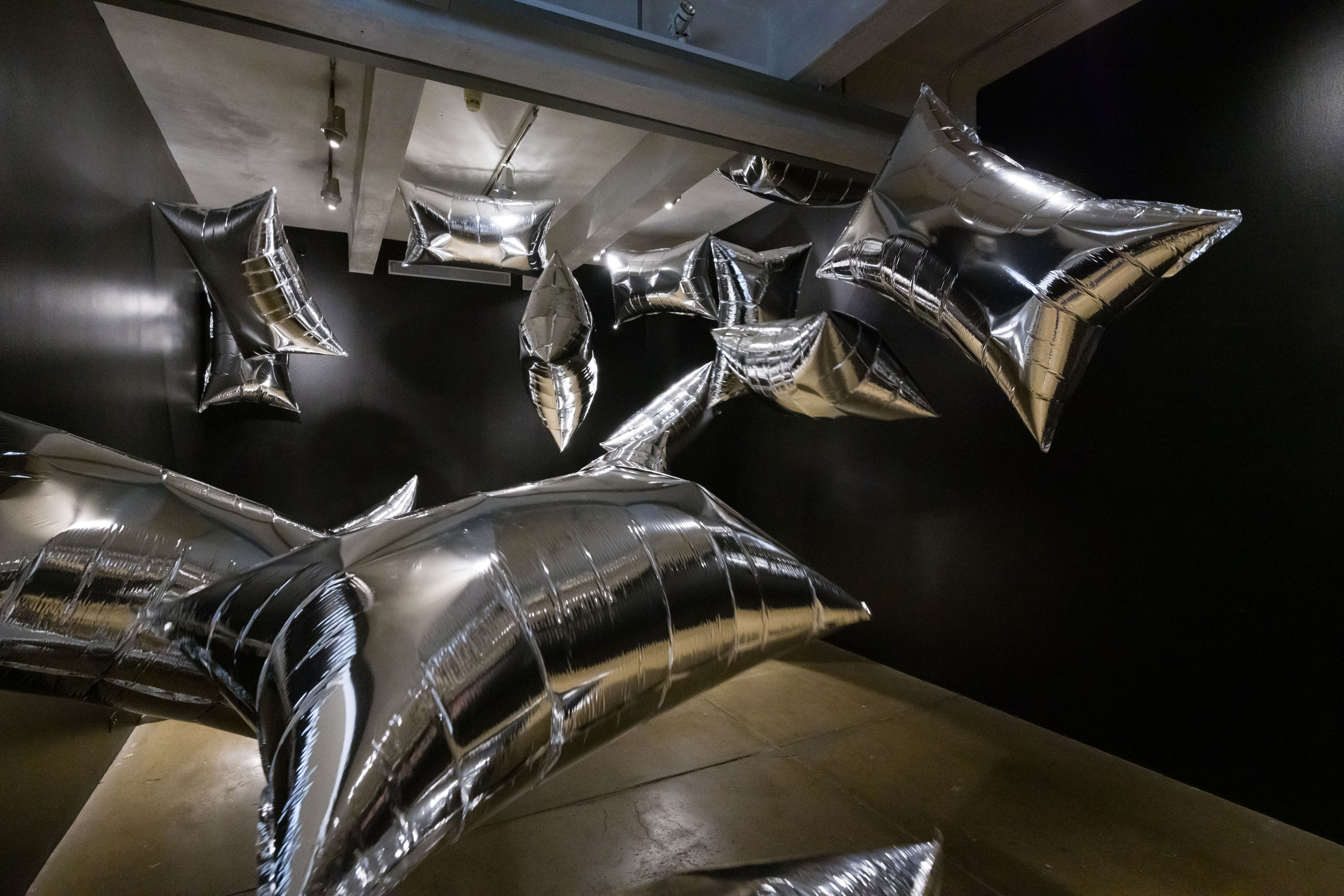 希少品★未開封★ ANDY WARHOL KYOTO シルバークラウド Recurring | Fresh Air: Inflatable Sculptures & Andy Warhol: Silver