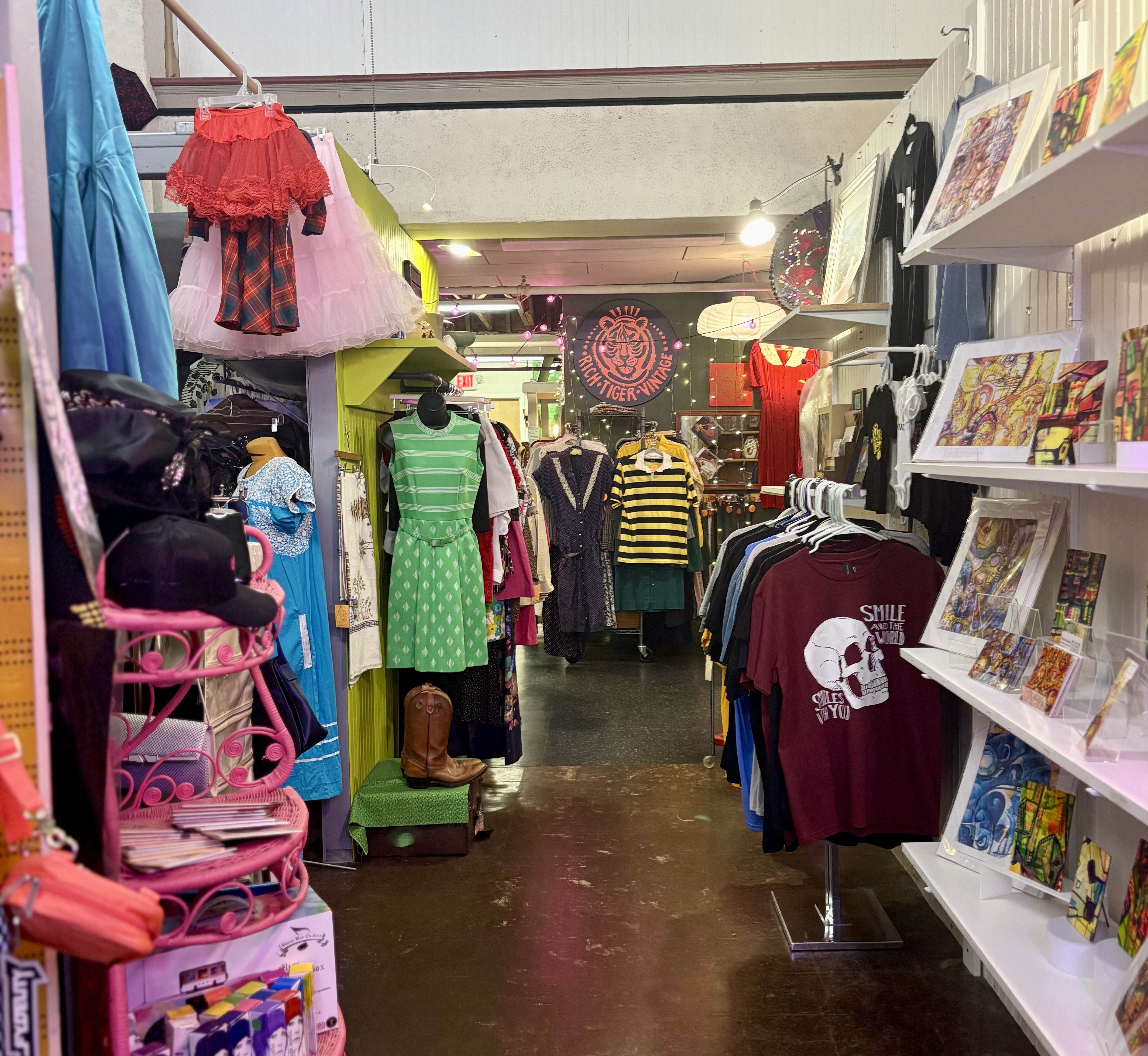 洋書 Tiendas con estilo Shop design 洋書 Tiendas con estilo Shop design CNCPTS Opens Multi-Level Store