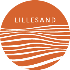Logo for Visit Lillesand. Oransje sirkel med hvite bølger