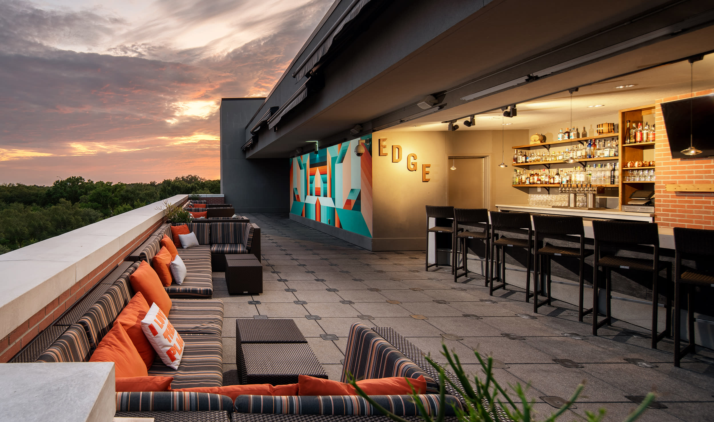Fahrenheit rent ekspertise EDGE Rooftop Cocktail Lounge