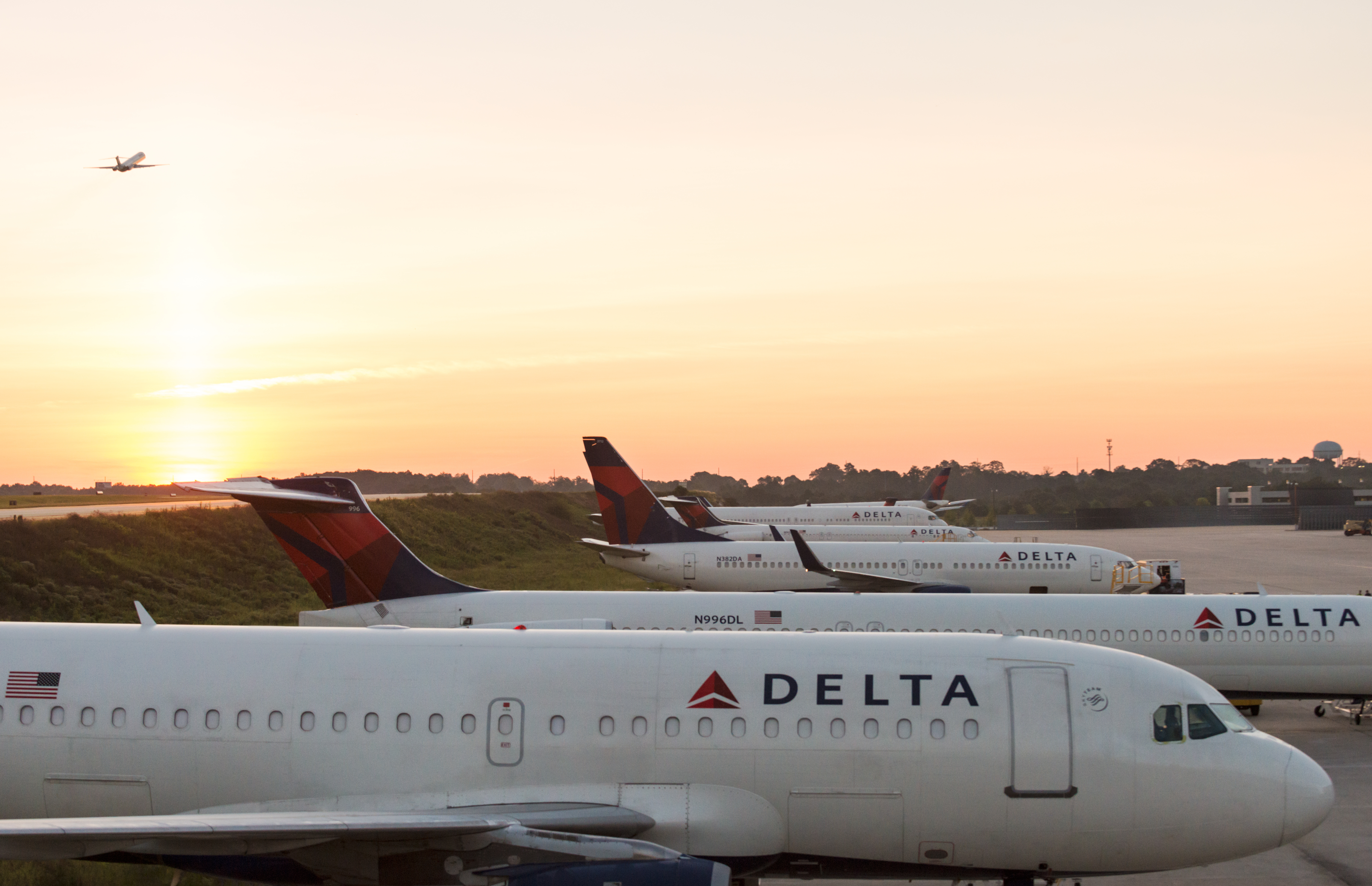 Grounded Delta planes with sunrise