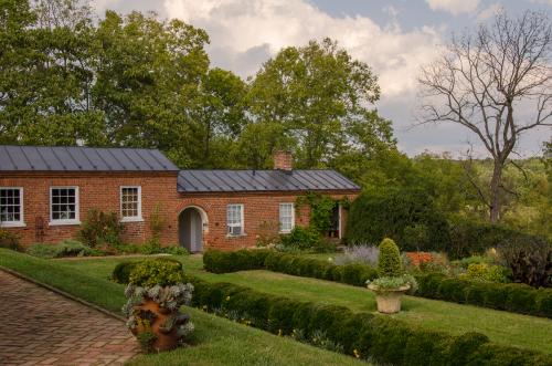 Slave_houses_and_garden_at_Oatlands_Historic_House_and_Gardens_1__eaf4d917-efb1-4650-9a7c-17ad2bb4e0e6.jpg