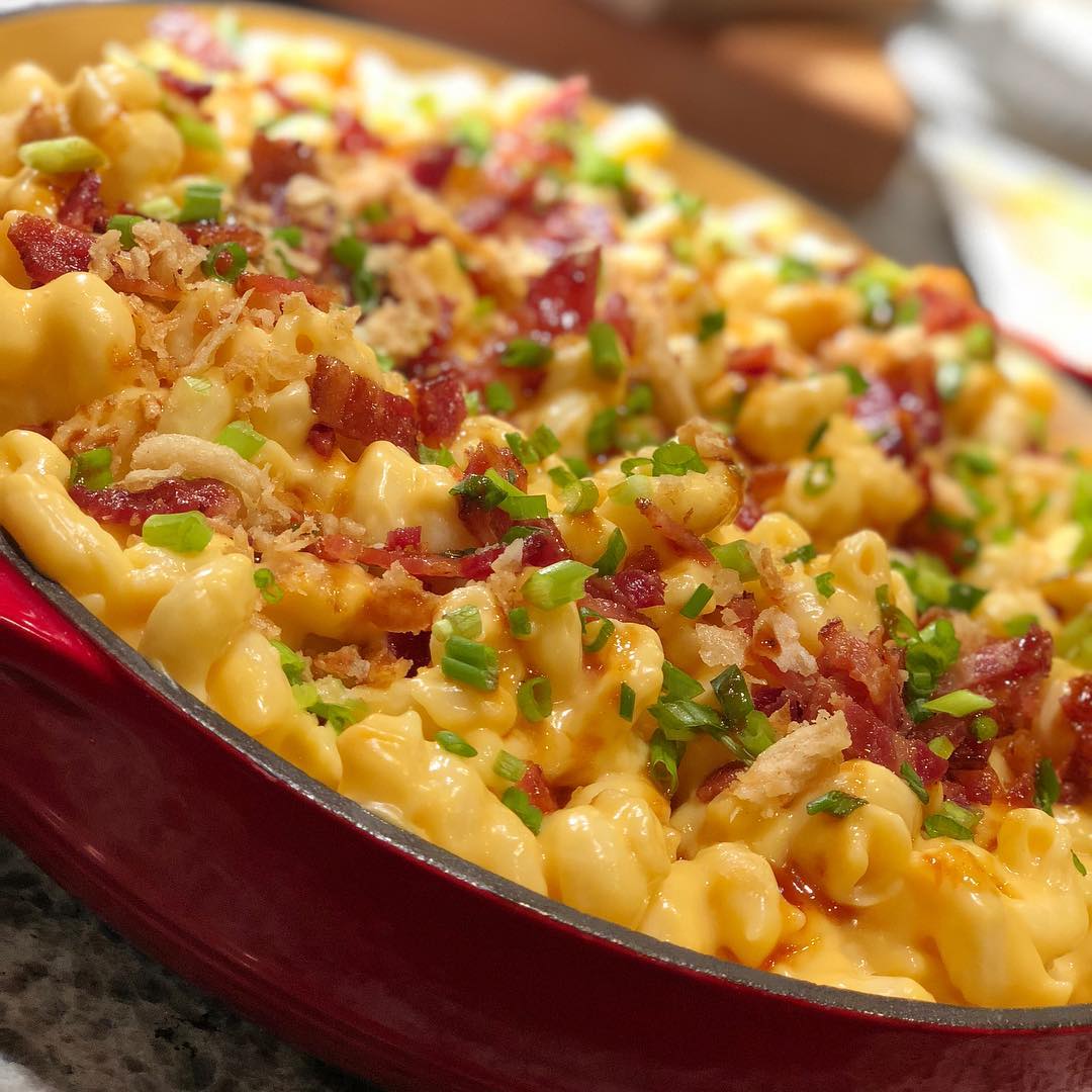 Roots 657 Mac and cheese topped with bacon bits, scallions, and more
