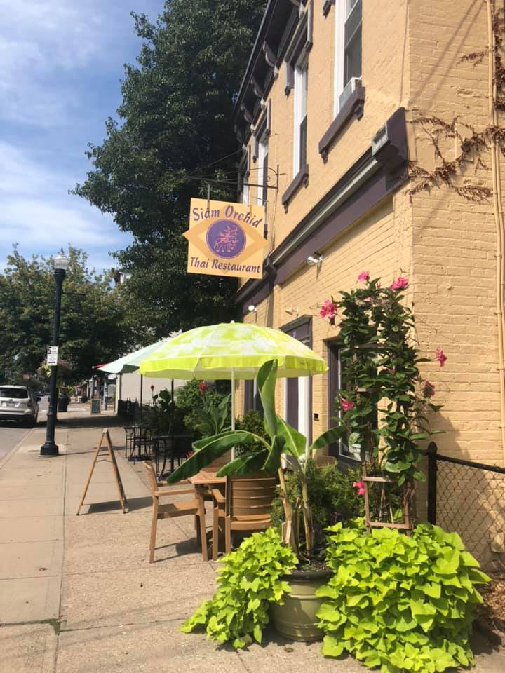 Exterior of Siam Orchid restaurant in Bellevue Kentucky, with outdoor dining due to Covid-19