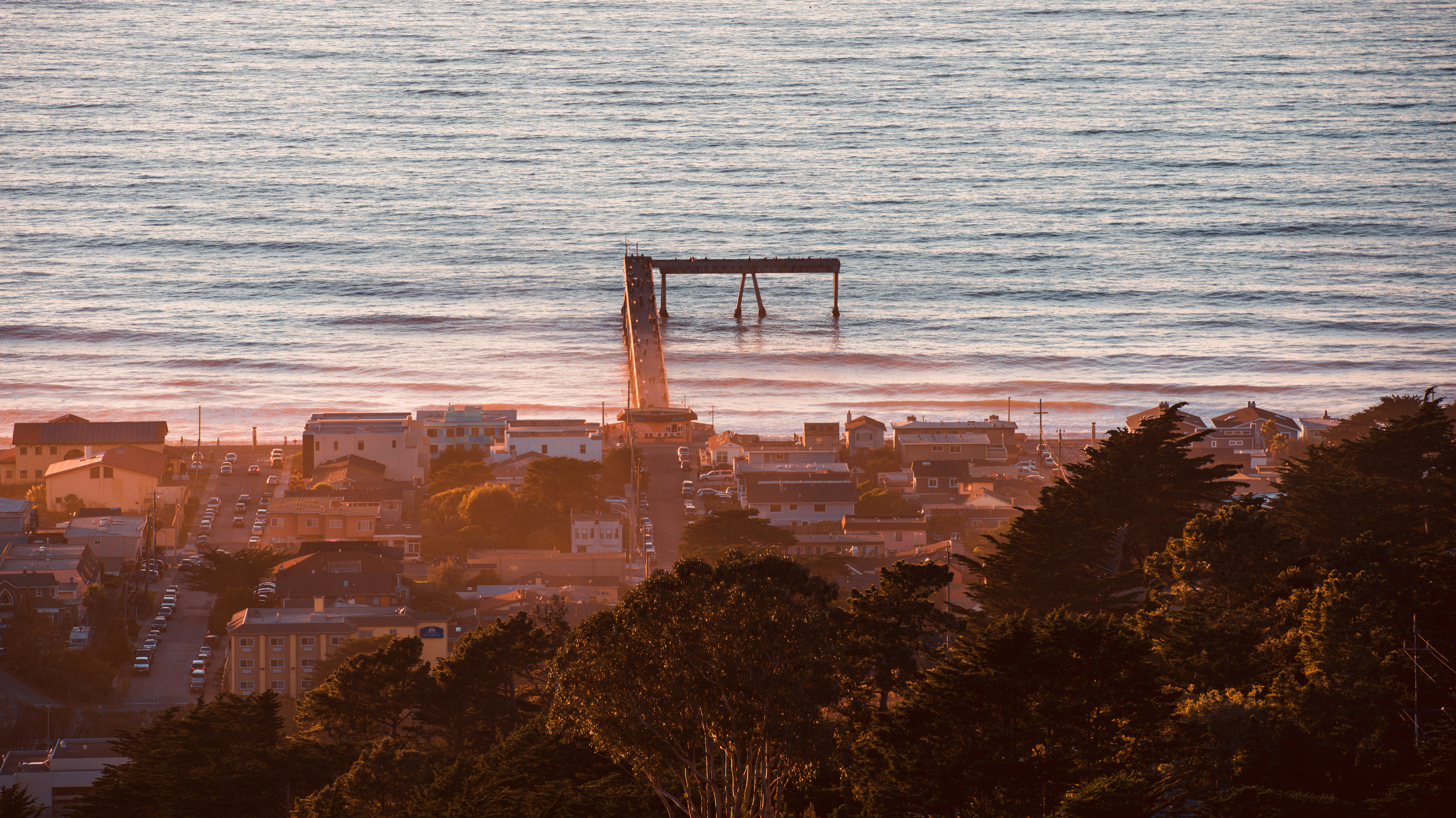 Overlook_of_Pacifica_Pier_and_town_by_BradleyWittke_SanMateoCounty_SiliconValley