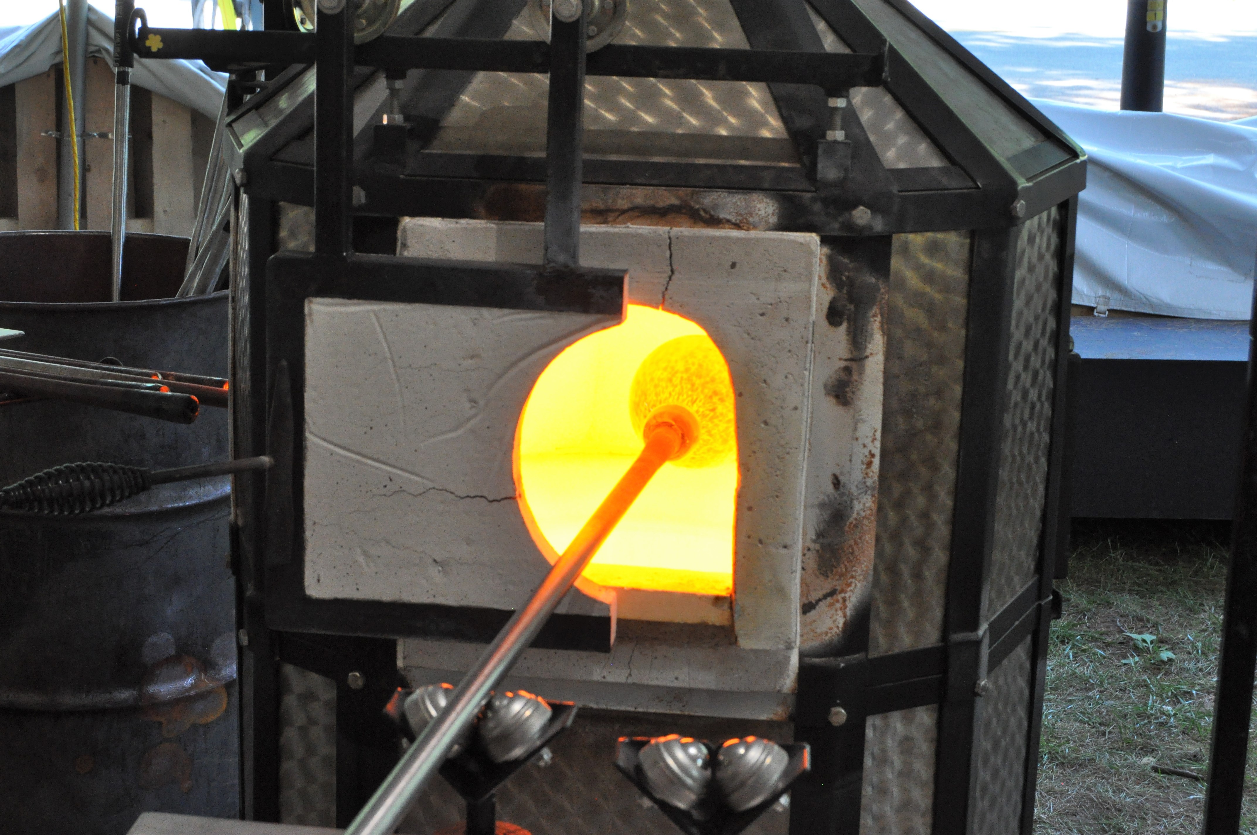 Glass piece inserted into the furnace at the end of the tube