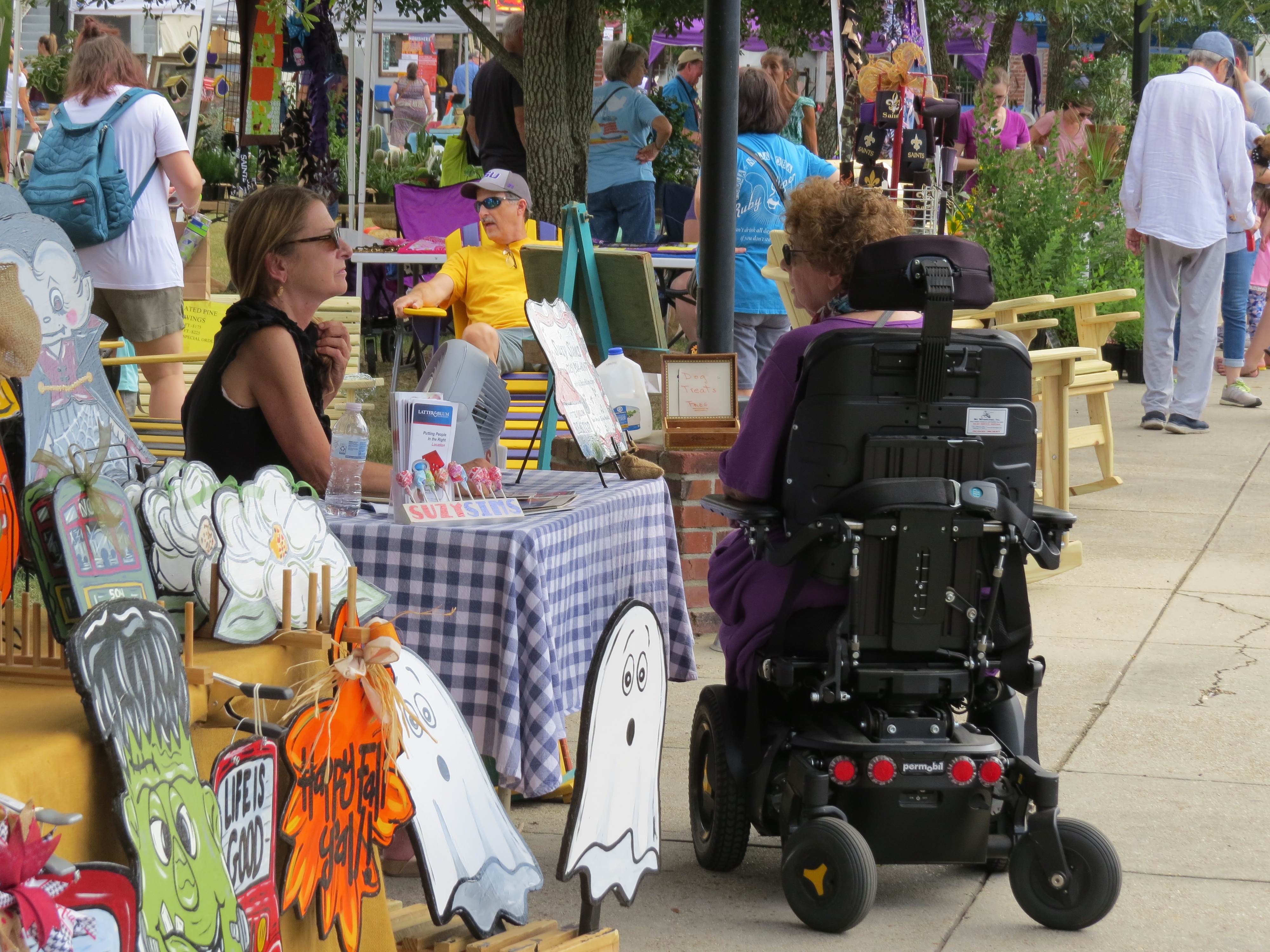 person in wheelchair browsing stall at St Tammany Community market