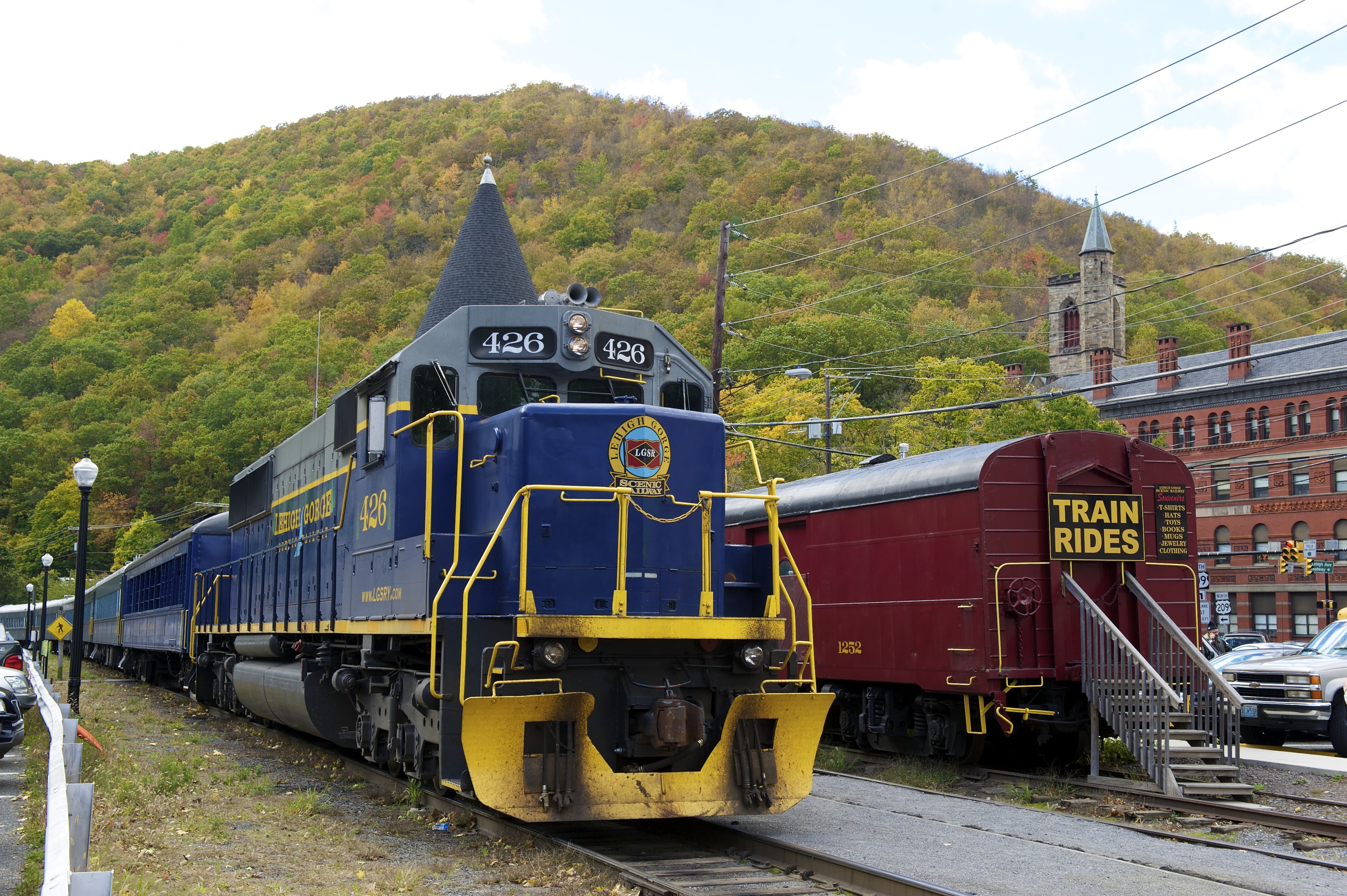 Scenic Fall Foliage Train Rides in the Poconos