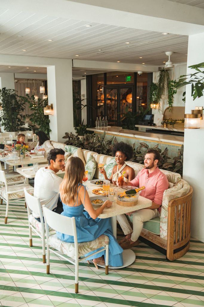 Foto do “Friendsgiving” no Honeybelle com a chef Michelle Bernstein