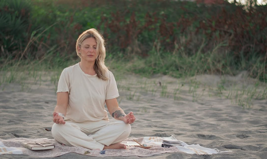 Foto de yoga bajo la luna llena