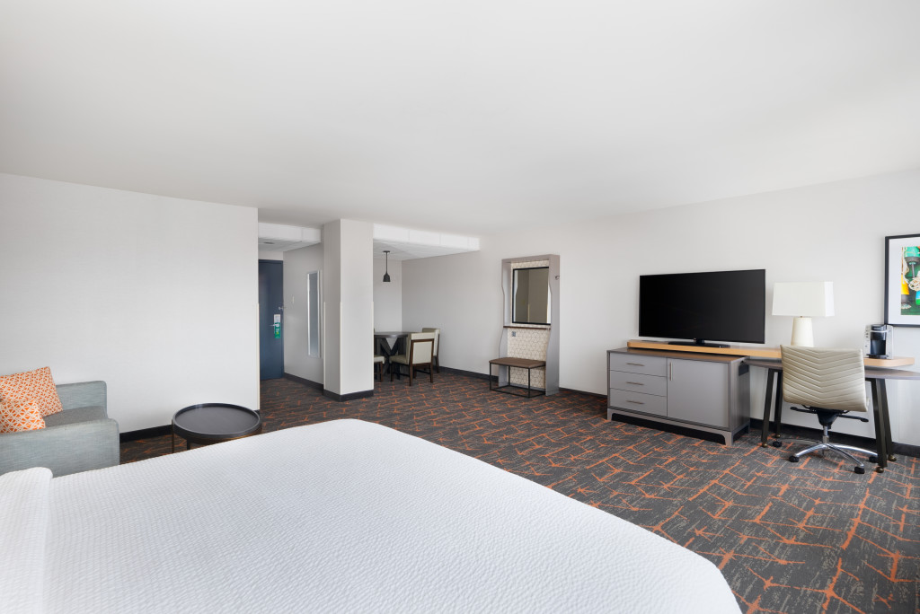 Guest Room. Photo Credit: Holiday Inn by the Bay
