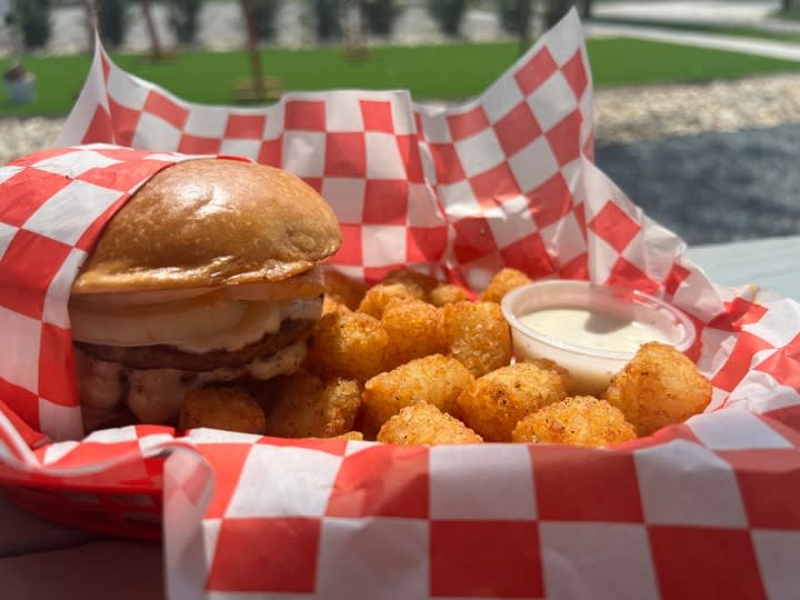Bowstring Burgers & Brewyard – photo 5