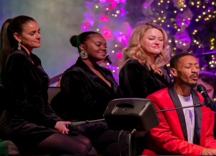 A Very Merry Christmas: Brian Whitted – photo 2