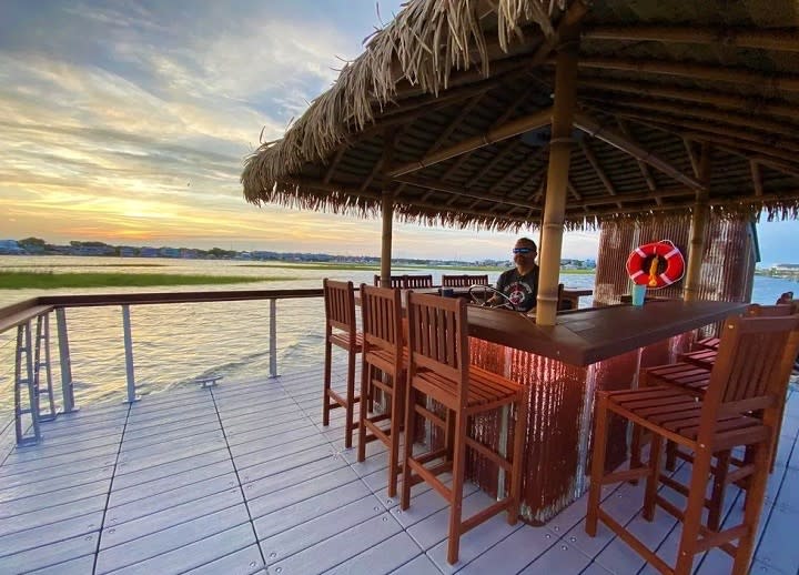CB Tiki Boat – photo 1
