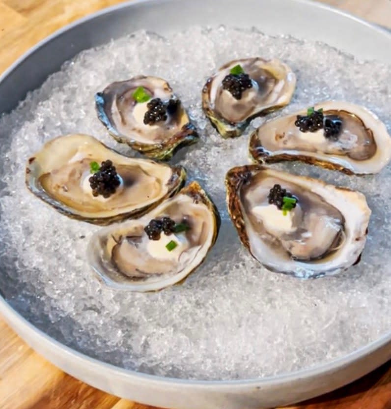 Flying Machine Oyster Bar – photo 2