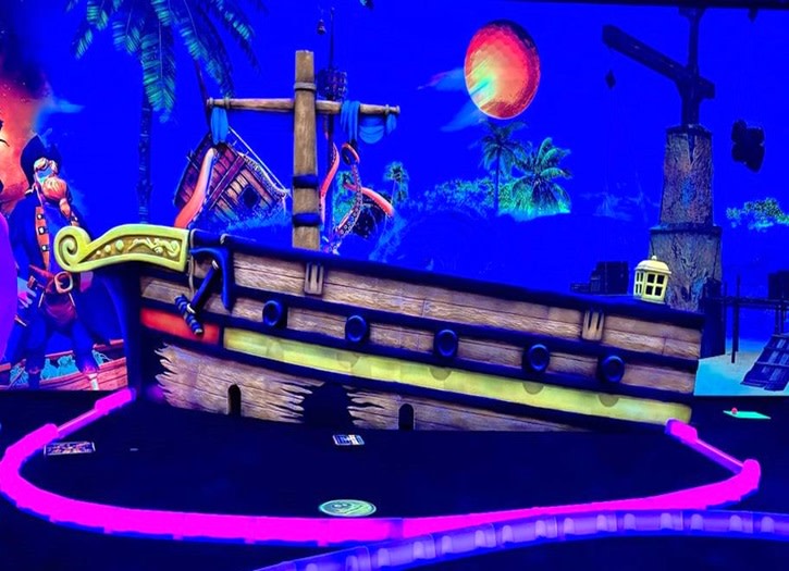 Shipwreck Neon Mini Golf – photo 2