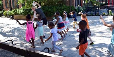 Children's tour of Quackenbush Square Albany