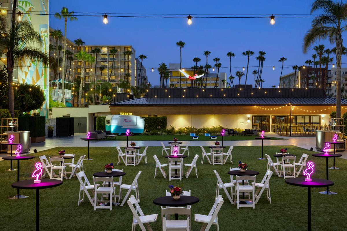 Town and Country Flamingo Lawn
