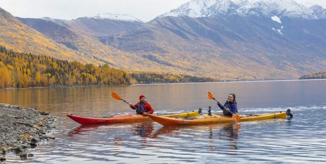 Couple kayaking in the fall at Eklutna Lake