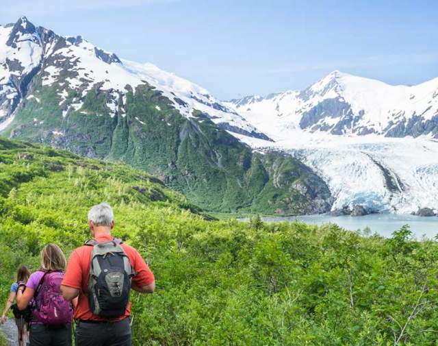 Portage_Pass_Hikers_Near_the_Glacier
