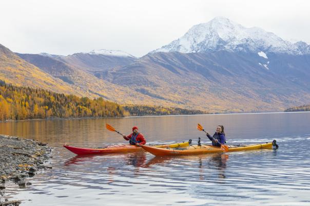 Couple kayaking in the fall at Eklutna Lake