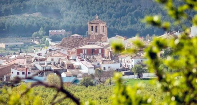 Puebla de Don Fadrique with Sierra de la Sagra in background