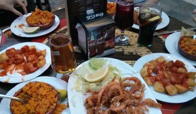 Tour of the Santa Cruz Neighbourhood in Seville + Tapas Tour in Seville