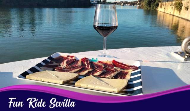 Sevilla: Paseo en barco por el Guadalquivir 90 min. con aperitivo y bebida.