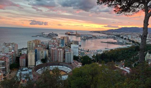 Descubre Málaga de Noche en Coche Eléctrico