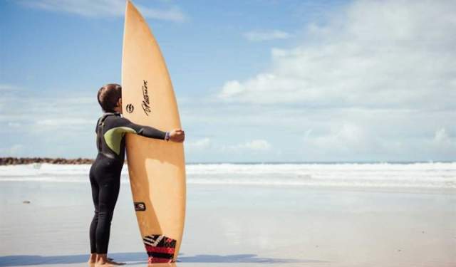 Clases de iniciación al surf en las playas de Cádiz capital