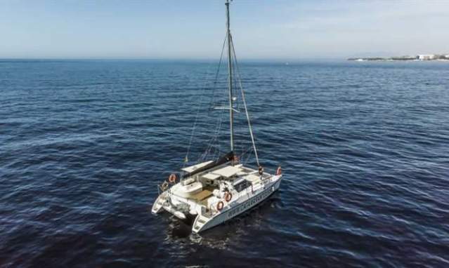 Paseo en catamarán en Caleta de Vélez y arroz marinero a bordo