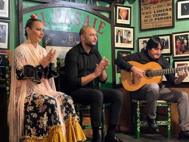 Premium Experience at Tabanco El Pasaje: Sherry wines, tapas and flamenco
