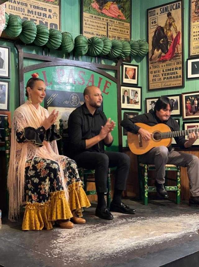 Experiencia Premium en Tabanco El Pasaje: vinos de Jerez, tapas y flamenco