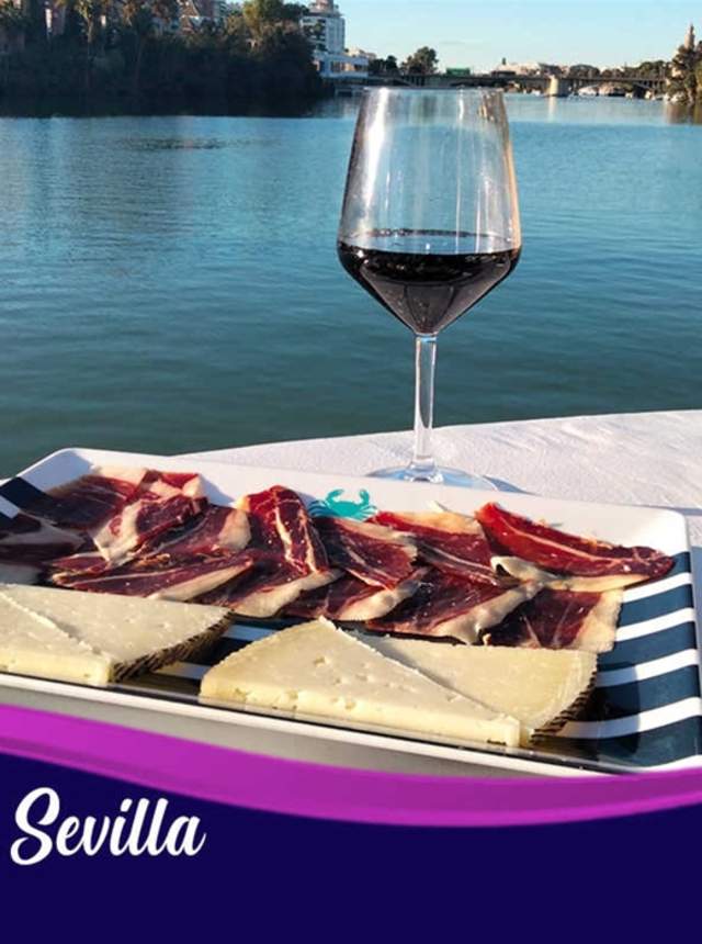 Sevilla: Paseo en barco por el Guadalquivir 90 min. con aperitivo y bebida.