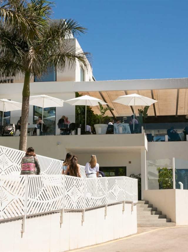 Tour de Tapas por Málaga en Coche Eléctrico: Sabores Locales con Vistas al Mar