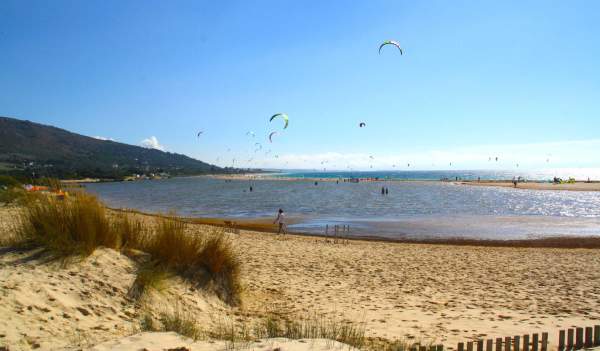 Surfen, Kitesurfen … Spaß bei Tag und Nacht in Tarifa