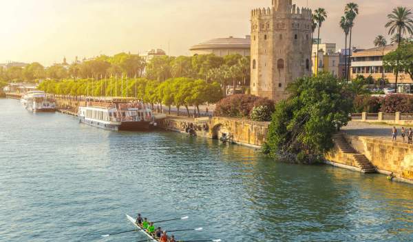 Kanufahren und Rudern auf dem Fluss Guadalquivir