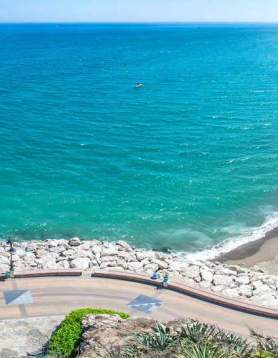 Two destinations in Málaga to enjoy the sea and the mountains in autumn: Casares and Manilva