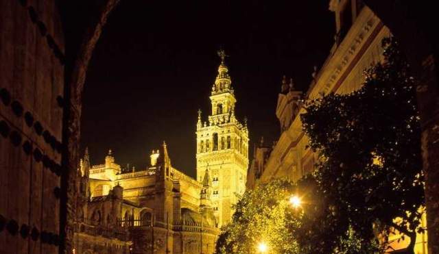 Sevilla inmensa. 4 momentos para descubrir ese color tan especial.