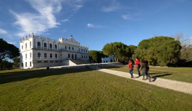 El palacio del Acebrón y una ruta de paisajes
