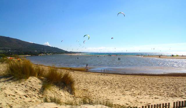 Surf, kitesurfing...ocio diurno y diversión nocturna en Tarifa
