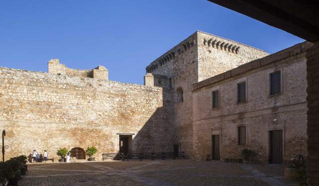 El Encantador Castillo de Santiago en Sanlúcar de Barrameda