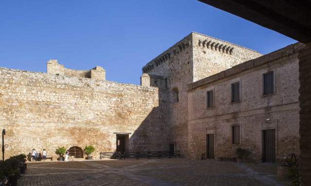 El Encantador Castillo de Santiago en Sanlúcar de Barrameda