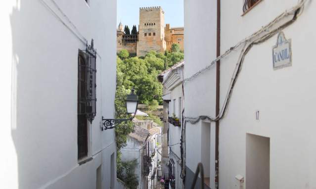 A trip through Granada's three most historical neighbourhoods