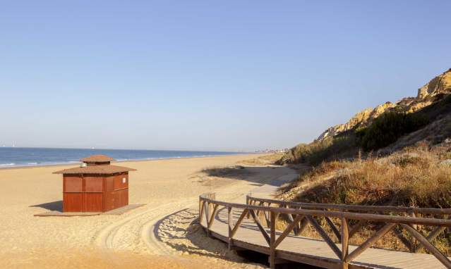 Las playas más kilométricas de Andalucía para disfrutar del verano con mayor tranquilidad