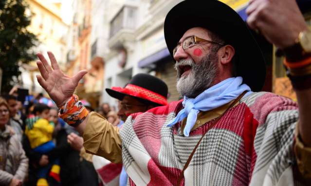 Strolling through Cadiz during Carnival!