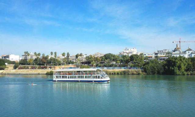 A stroll through Triana, between tradition and fervour.