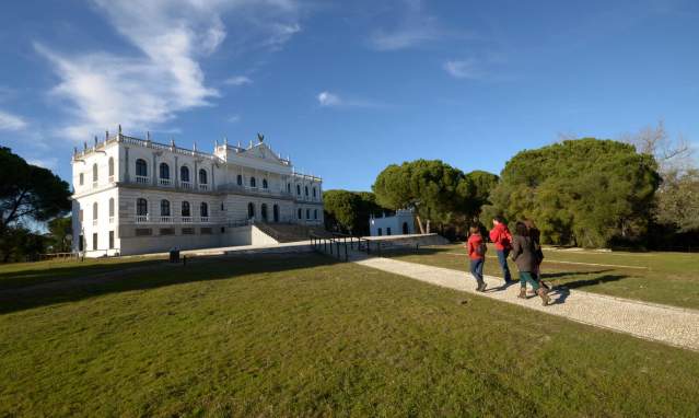 The Palacio del Acebrón and a footpath full of landscapes