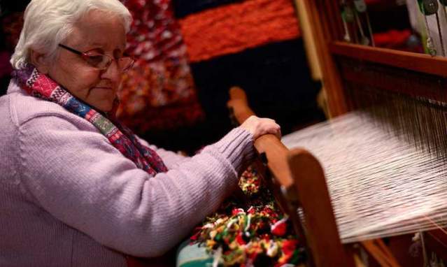 Angelita y su telar de bajo lizo, un tesoro de Andalucía